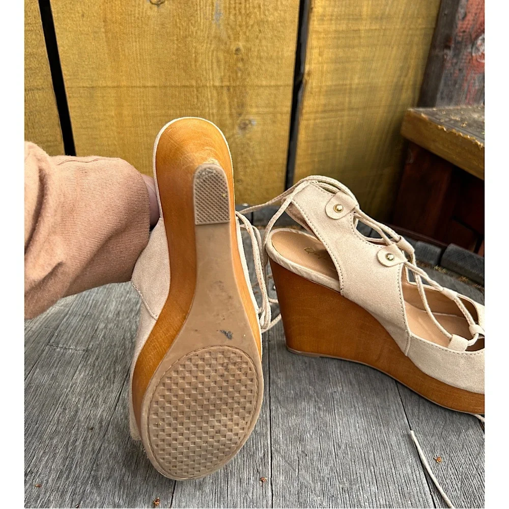 Sz-7 to 7.5 Quipid brand w/ tie up straps. Golden band at toe & faux wood wedge - Picture 4 of 11